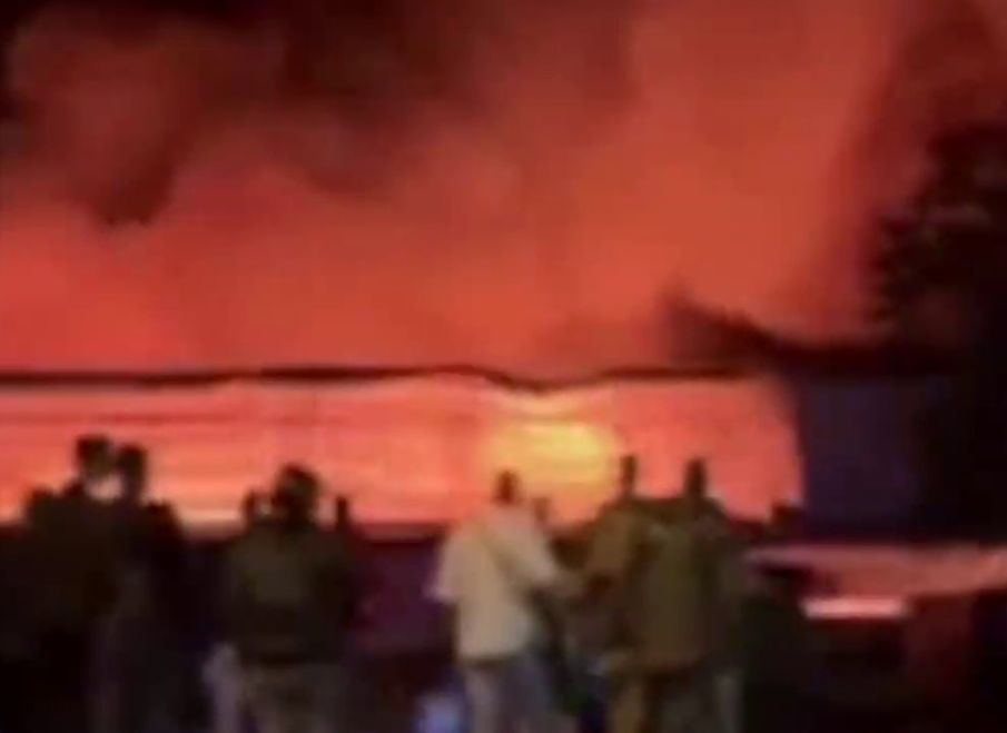 Мощный пожар произошел в Одессе после прилета по складским помещениям
