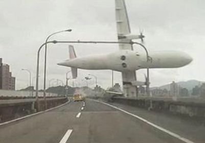 На Тайване пассажирский самолет упал в реку