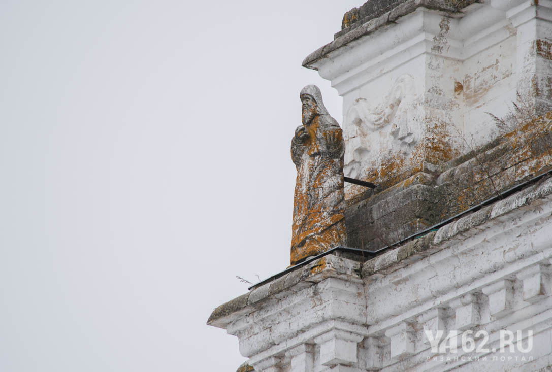 Фото 4 Статуи на колокольне в Погосте.JPG