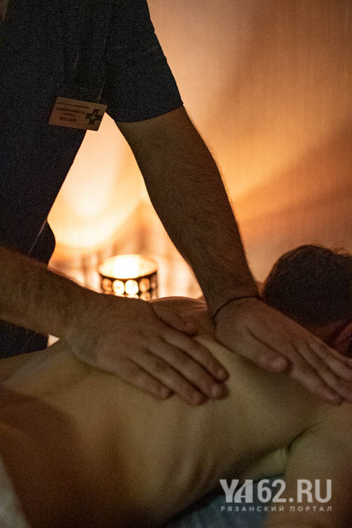Фото 7 Роман проводит лечебный массаж в салоне Легкость.JPG