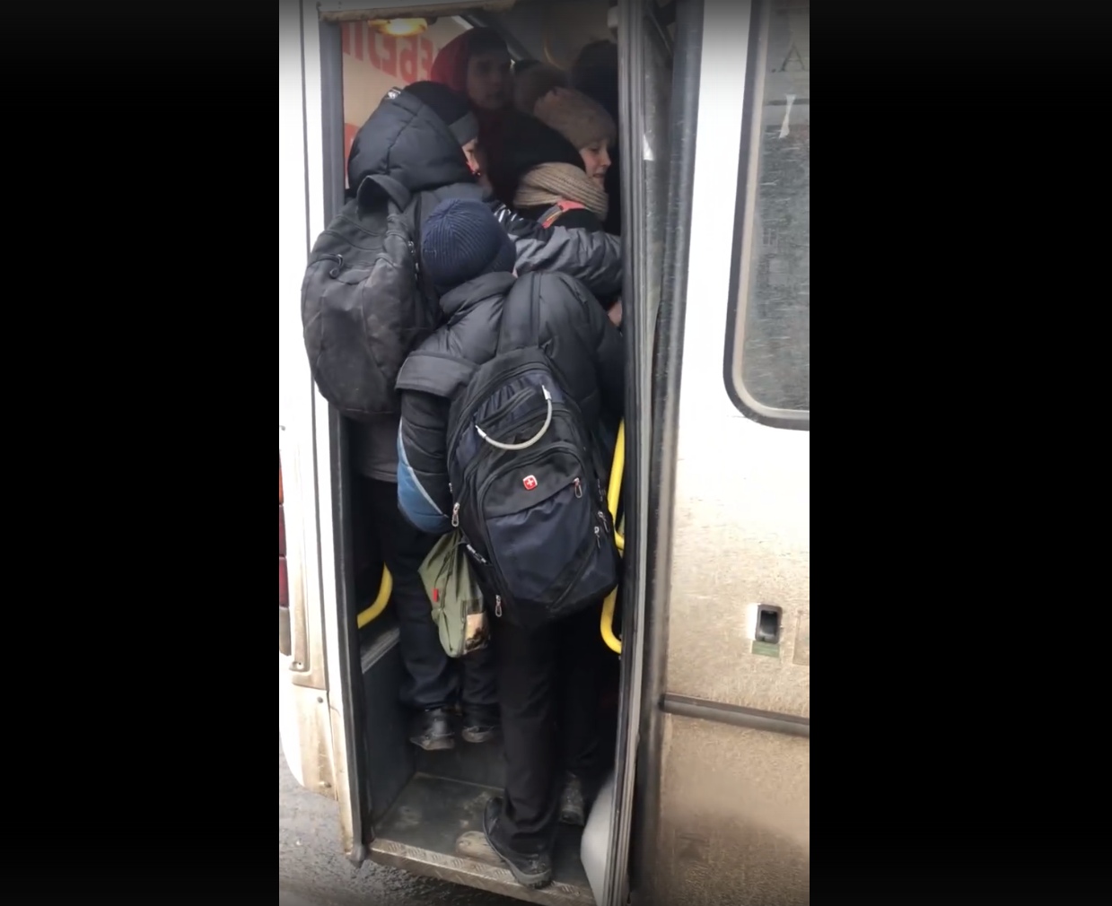 Фото 7 Давка школьников в автобусе Розвезева.jpg