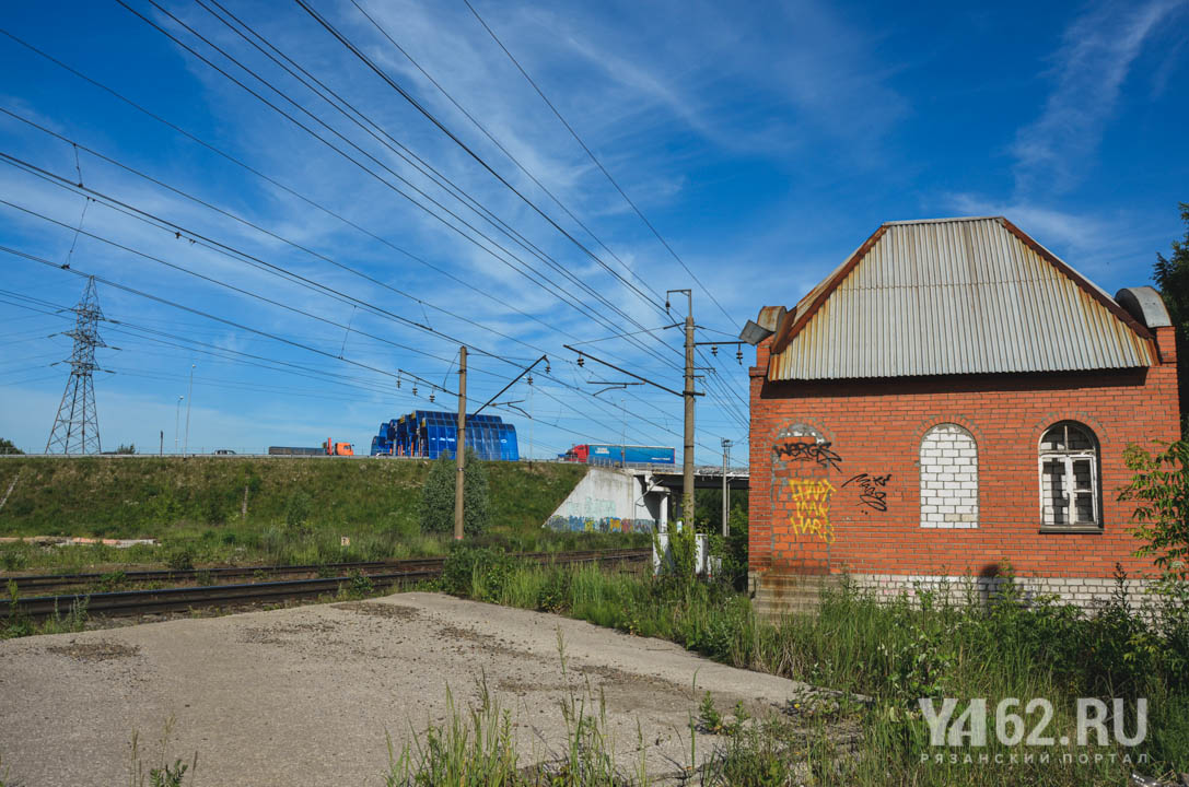 Фото 1 Платный путепровод на фоне закрытого железнодорожного переезда в Рязани.JPG