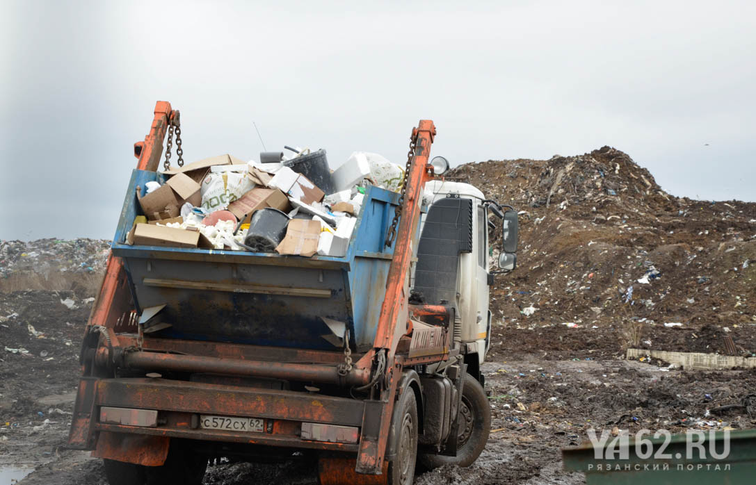 Фото 6 Мусоровоз и горы мусора на Зеленинском полигоне.JPG