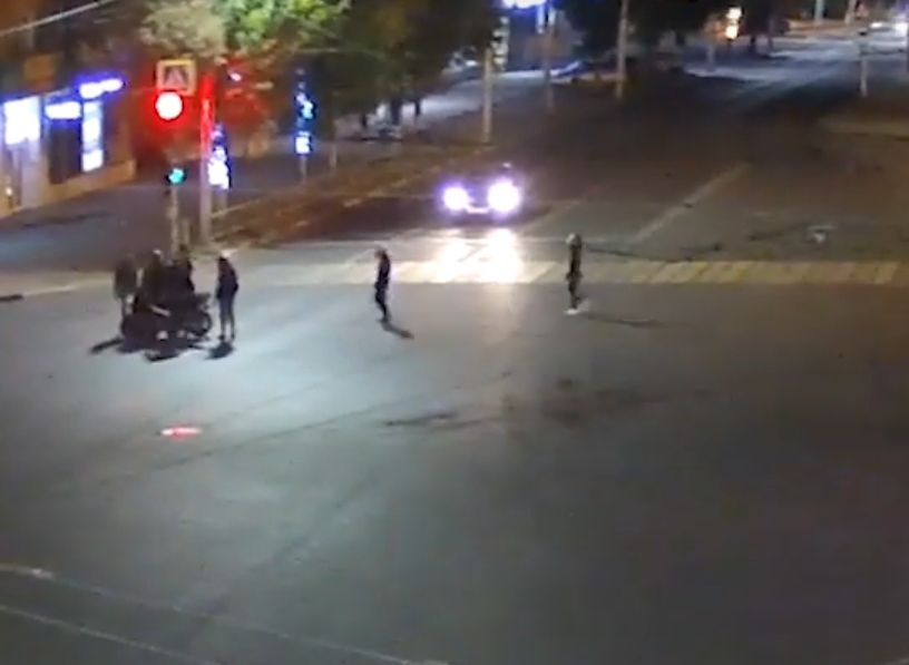 ДТП с мотоциклом и внедорожником на площади Театральной попало на видео