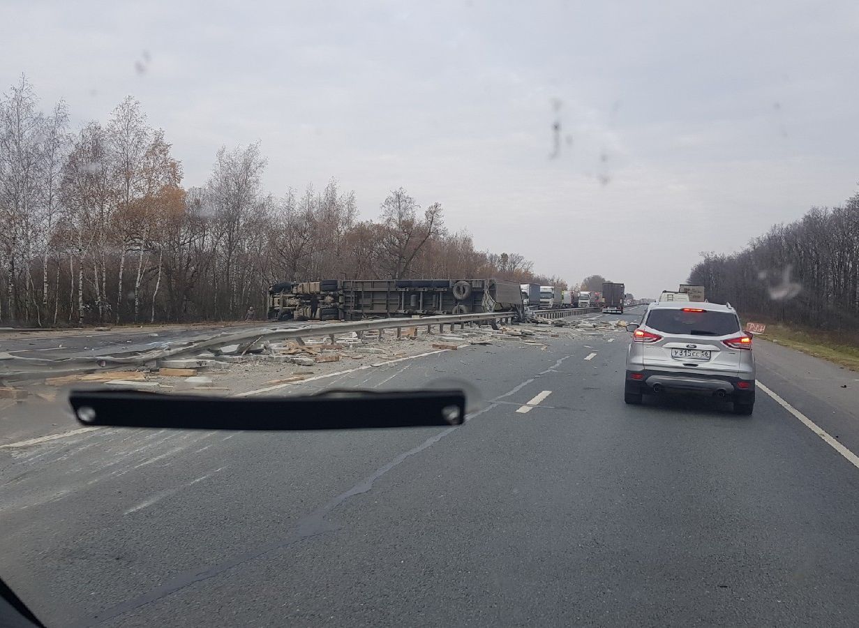 Массовое ДТП на трассе М5 под Рязанью: опрокинувшаяся фура перекрыла дорогу