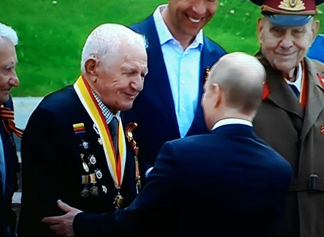 Путин лично поздравил рязанского ветерана на Красной площади