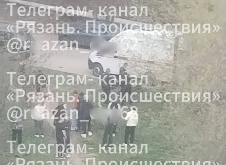 Девочка выпала из окна в Недостоеве во время игры с братом