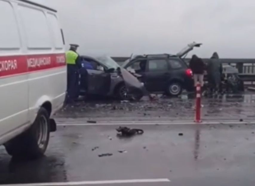 Опубликовано видео с места смертельной аварии на Солотчинском мосту