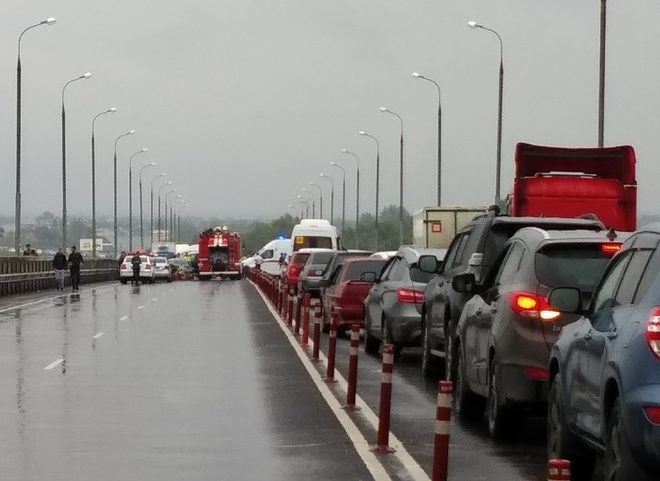 Суммарная длина пробки из-за массового ДТП на Солотчинском мосту превысила 10 км