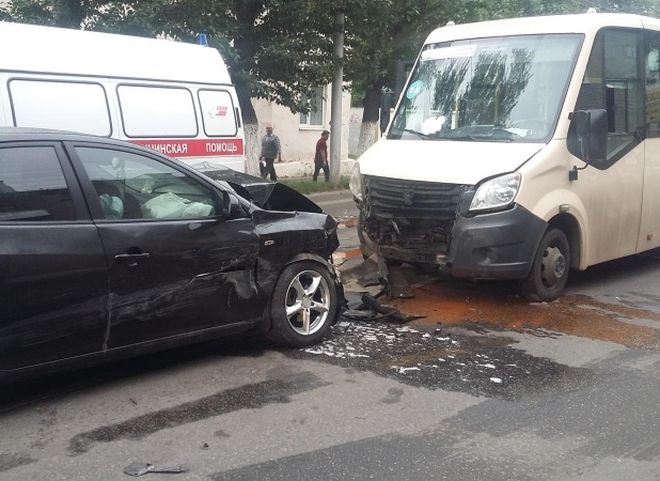 В ДТП с маршруткой в Приокском пострадали четыре человека