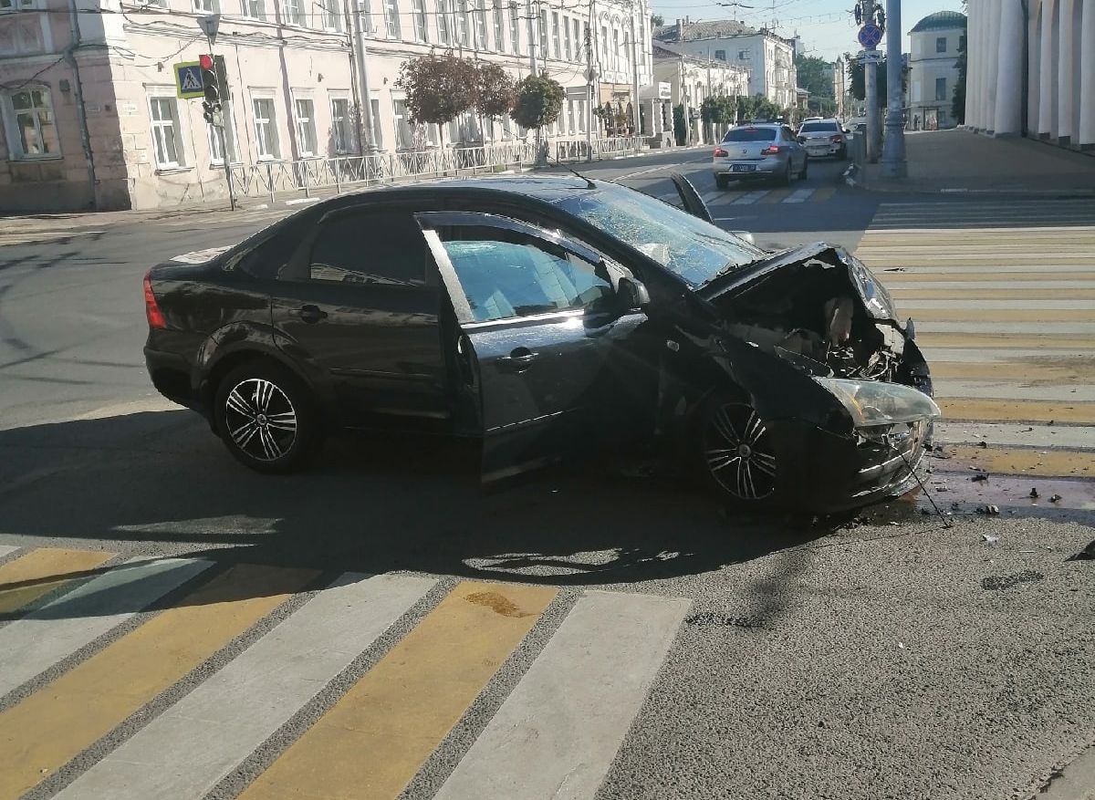 В ДТП на перекрестке в центре Рязани пострадал 23-летний водитель