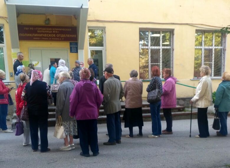 Соцсети: пенсионеры часами стоят за талоном у поликлиники №4