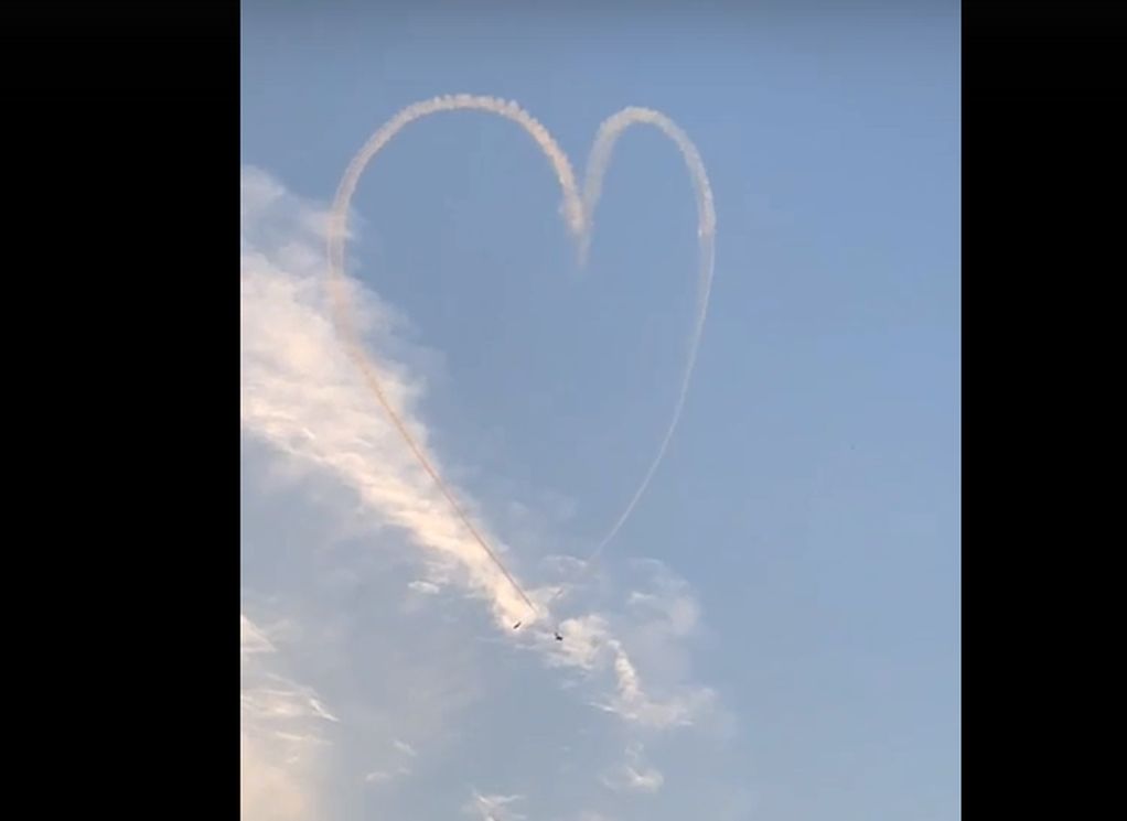 В небе над Рязанской областью самолеты «нарисовали» сердце и символ бесконечности