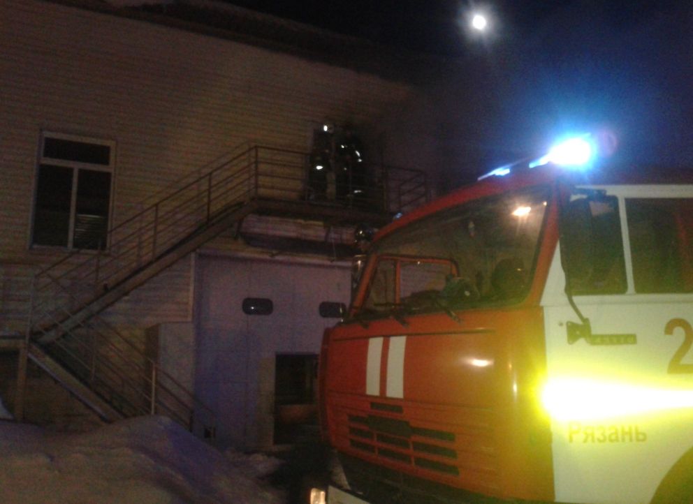 В Рязани загоревшийся склад тушили 53 пожарных