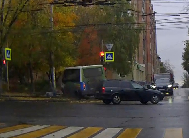 В Рязани засняли, как вылетевшая на тротуар маршрутка сбила пешехода