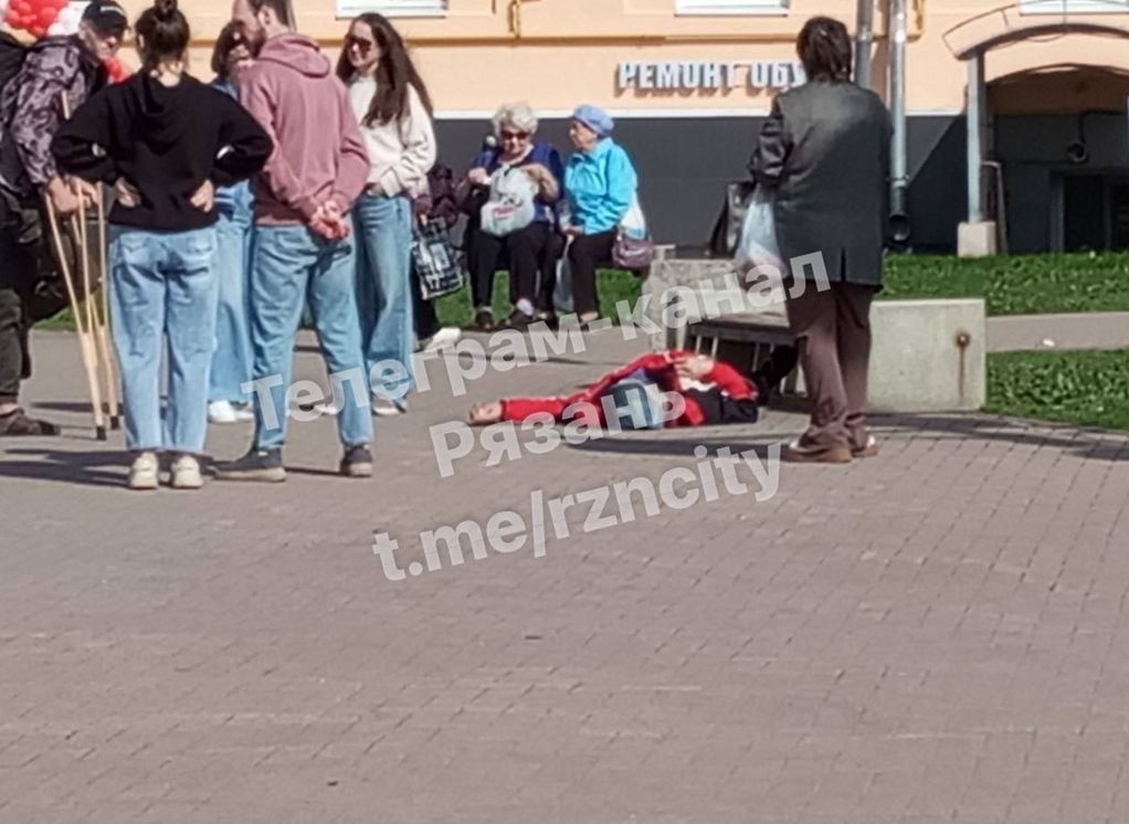 Рядом с остановкой «Площадь Победы» мужчина потерял сознание