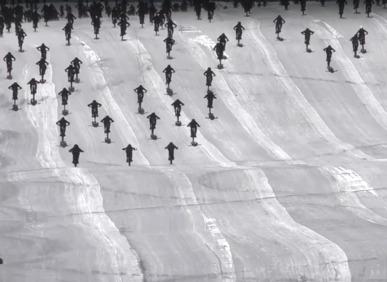 Сотни велосипедистов съехали с Адской горы в Альпах и попали в завал (видео)