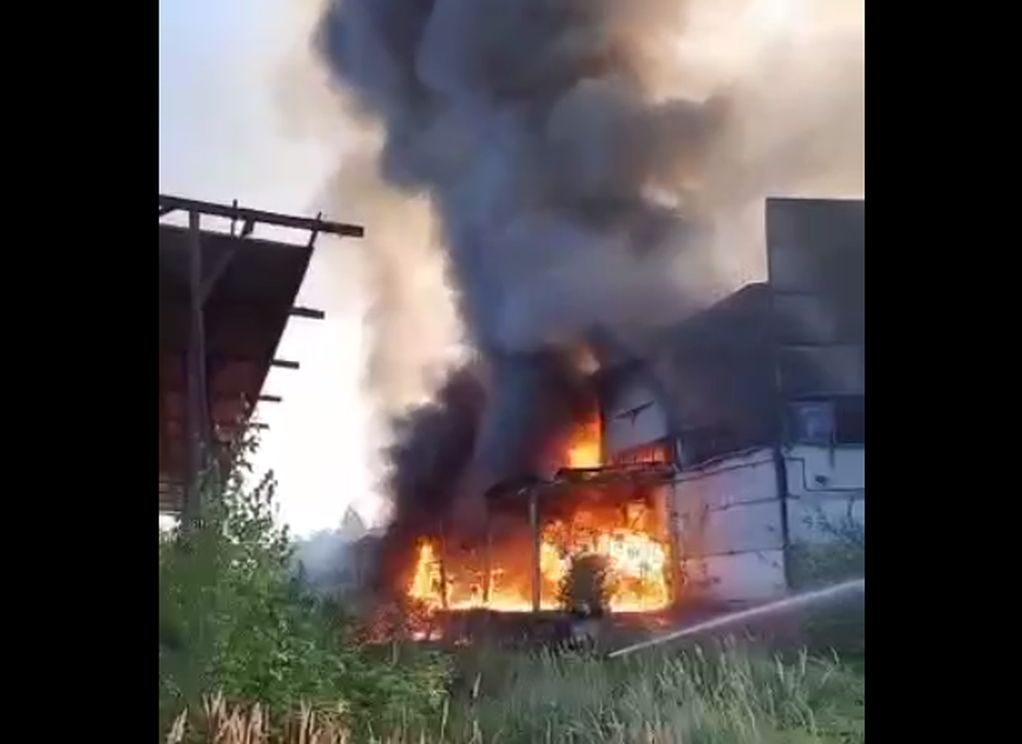 В Казани загорелся склад на площади 1 тыс. кв. м