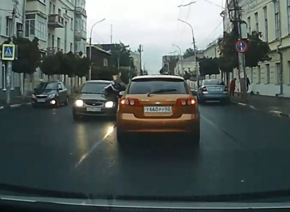 Опубликовано видео наезда иномарки на четырех студенток на улице Свободы