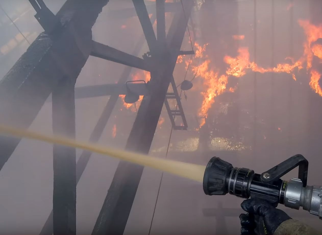 Рязанский пожарный показал от первого лица тушение Комбайнового завода