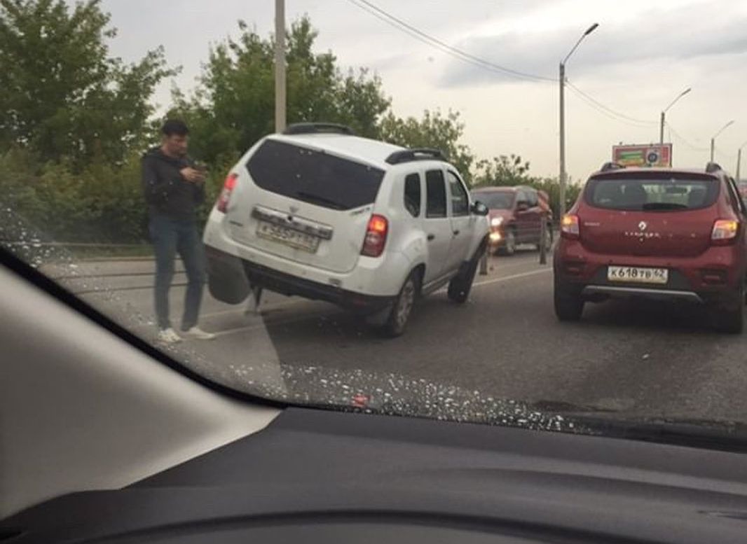 На улице Бирюзова Renault Duster «запрыгнул» на разделительный барьер