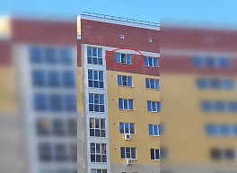 В Семчине вызвали пожарных из-за малыша, кидавшего игрушки из окна 15-го этажа